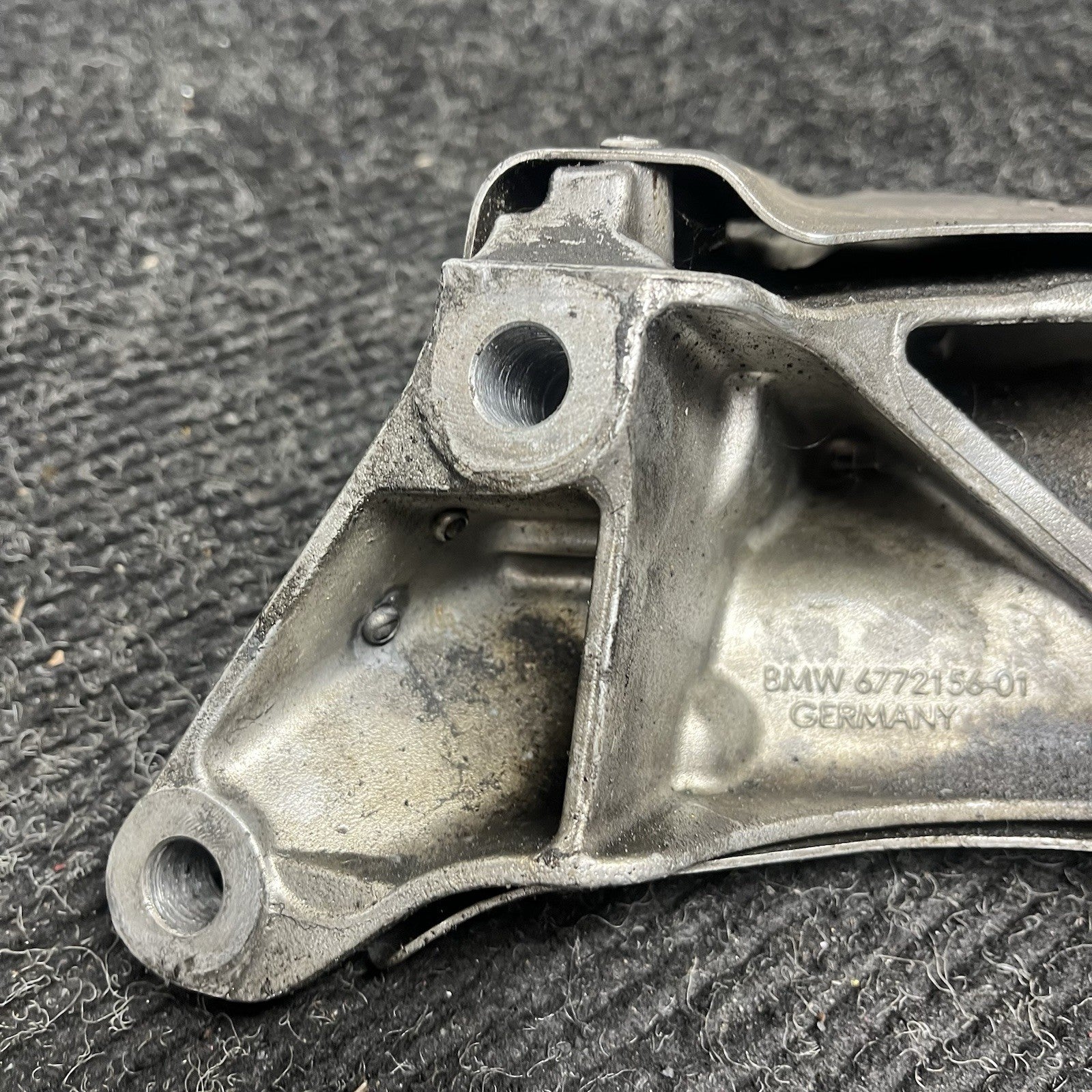 07-11 BMW E82 E88 E90 E92 135I 335I N54 Z4 RIGHT PASSENGER ENGINE MOUNT BRACKET