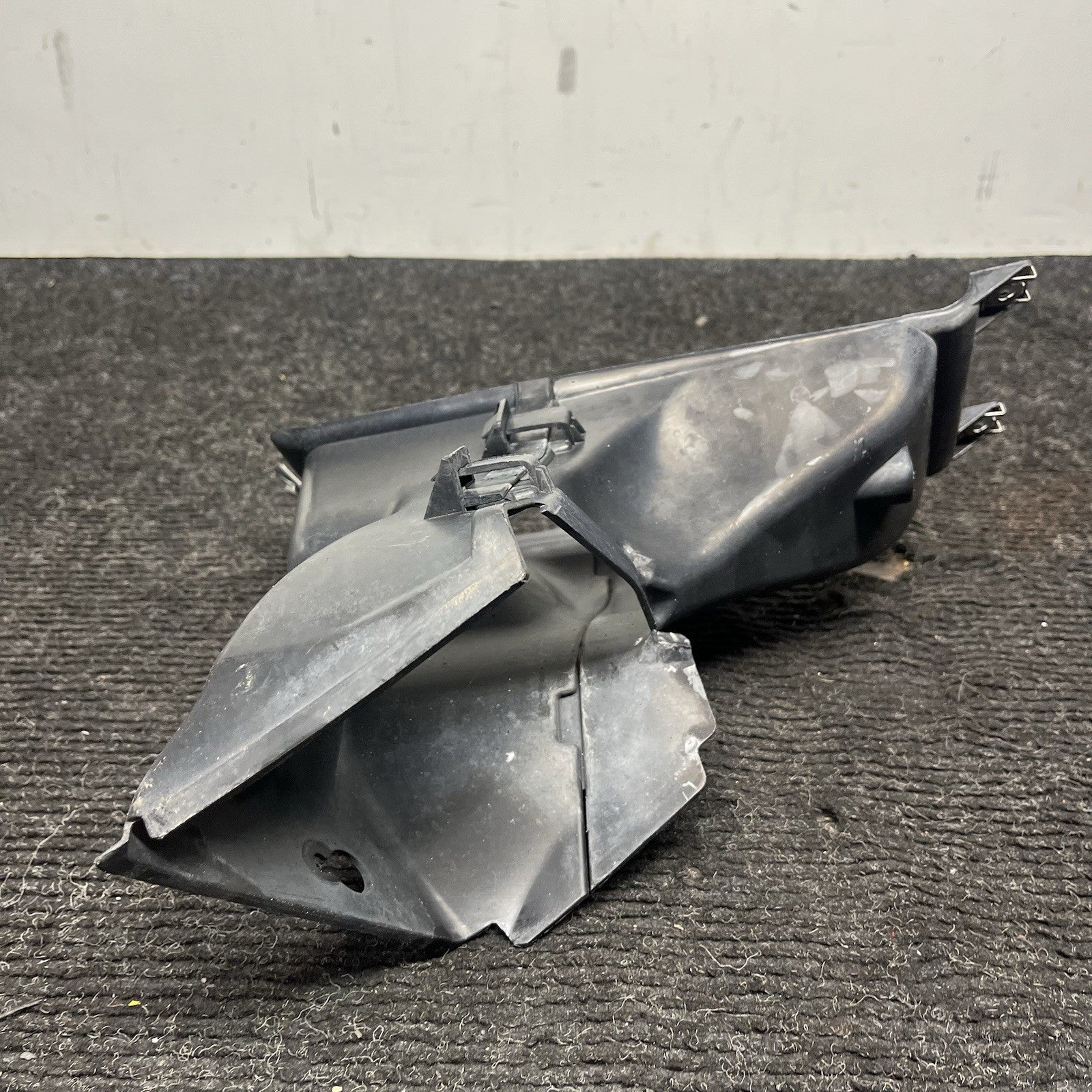 ☑️07-10 OEM BMW E92 E93 335 N54 Front Right Passenger Side Cooling Air Duct Vent
