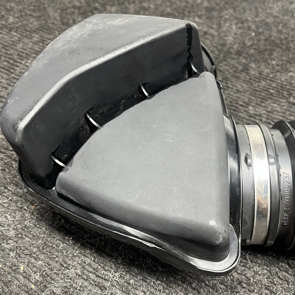 ☑️2016-2018 BMW F30 330I B48 2.0L FRONT ENGINE AIR INTAKE RESONATOR OEM 70604496