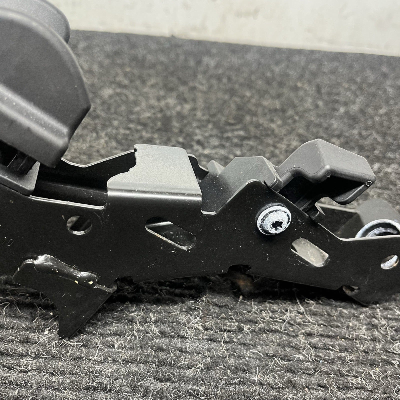☑️ 07-13 BMW E93 328i 335i M3 Right Side Convertible Hardtop Bracket Latch OEM