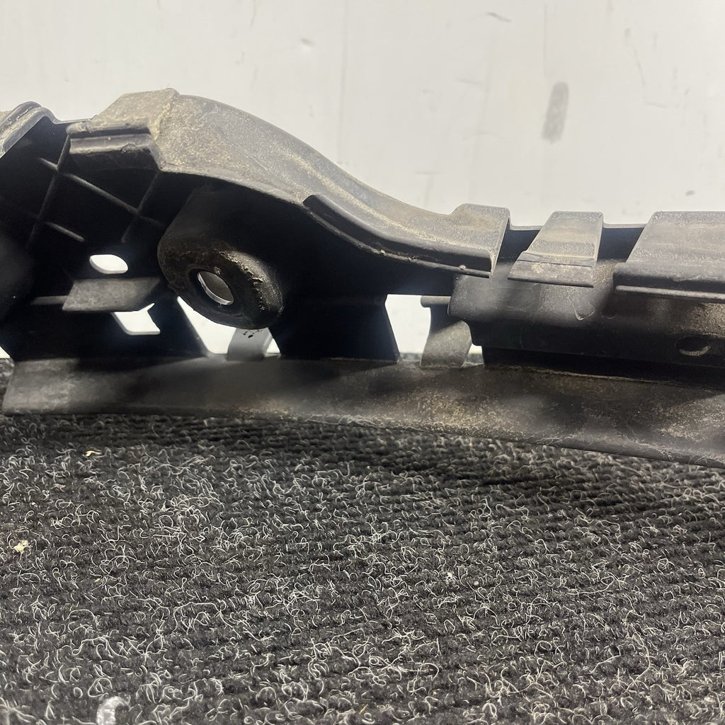☑️ BMW 135i 128i E82 E88 Rear Bumper Cover Center Guide Mount Bracket 7170665