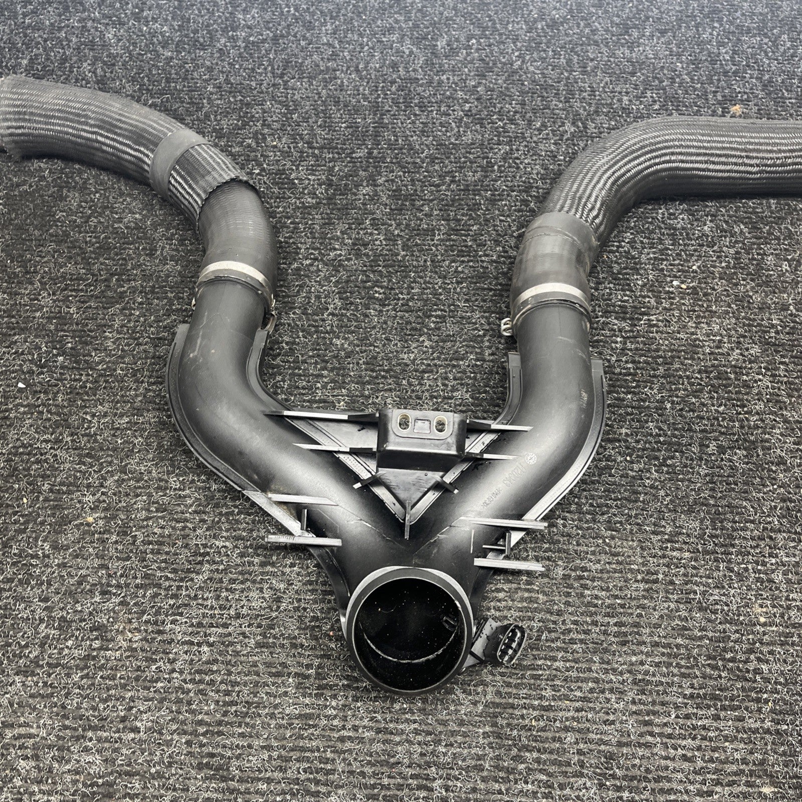 ☑️ 2013-2022 MASERATI LEVANTE 3.0L AIR INLET TUBE DUCT HOSE Y PIPE 670039138 OEM