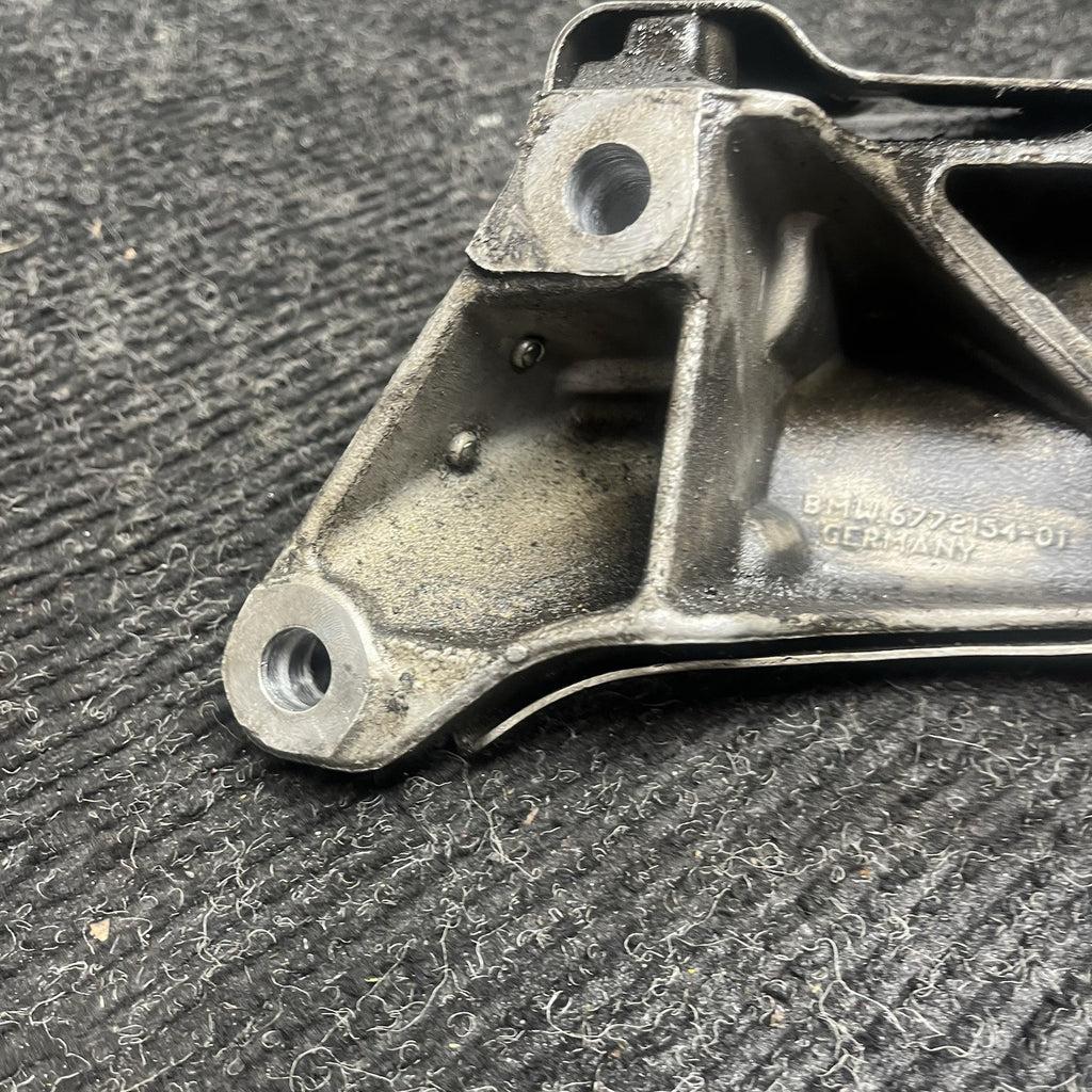 07-11 BMW E82 E88 E90 E92 135I 335I N54 Z4 RIGHT PASSENGER ENGINE MOUNT BRACKET