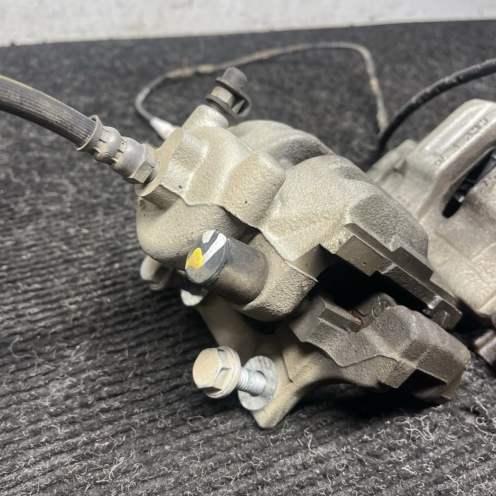 ☑️ 07-13 BMW E90 E92 E93 328i Rear Right Brake Caliper Carrier Pair OEM