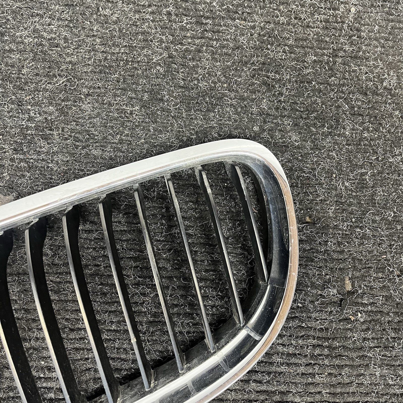 ☑️ 09-11 BMW E90 LCI 3-SERIES KIDNEY GRILLE CHROME WITH BLACK SINGLE SLANTS OEM