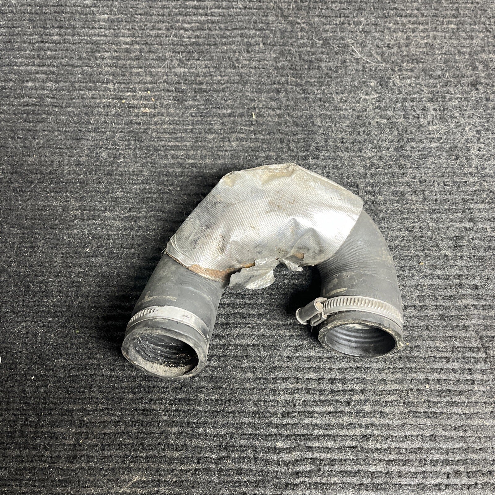 ☑️ 06-11 BMW 335i E90 E82 3.0L N54 Engine Thermostat to Water Pump Hose Pipe OEM