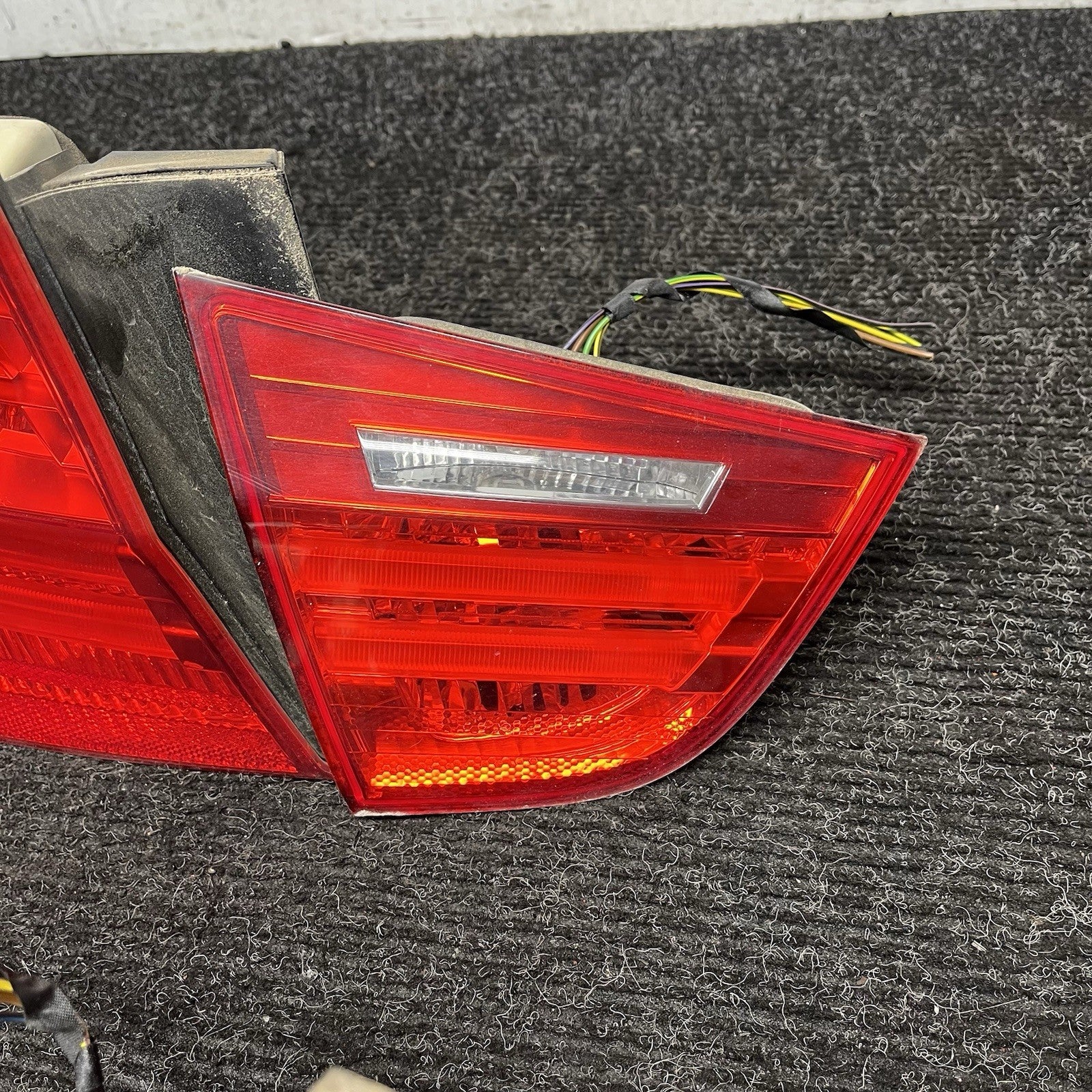 ☑️ BMW E90 335i 328i 2009-11 LCI Tail Light Set Inner & Outers USED OEM