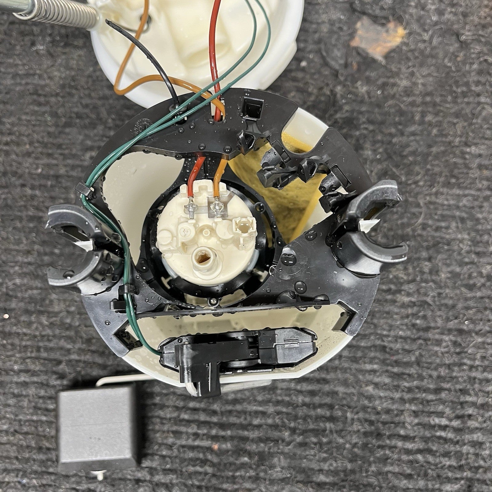 ☑️ 06-13 BMW E82 E88 E90 E91 E92 E93 135I 335I Fuel Pump OEM