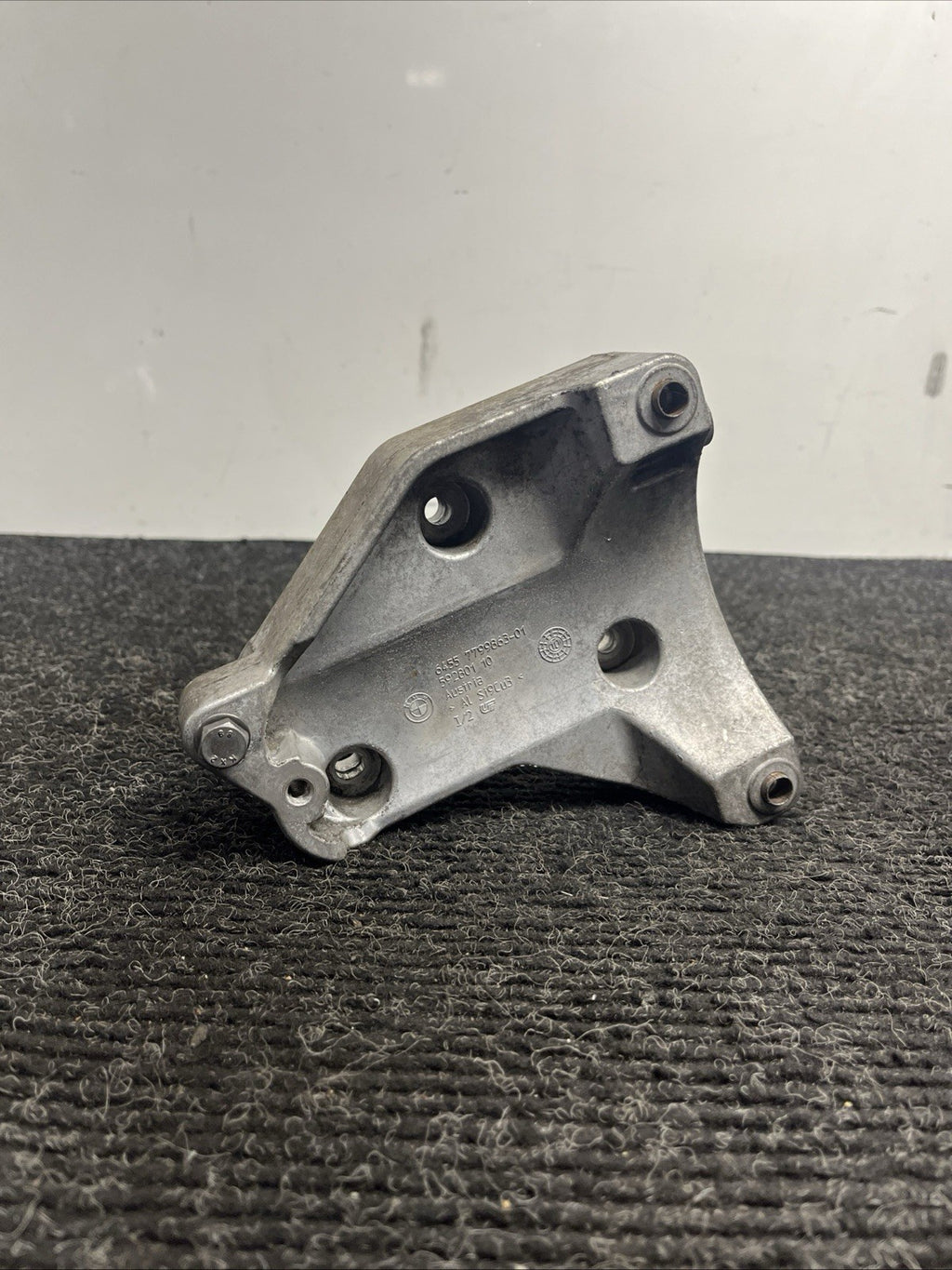☑️ BMW X5 E70 A/C COMPRESSOR BRACKET 64557799863 7799863 ORIGINAL