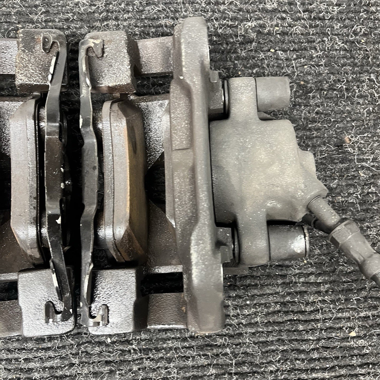 ☑️ 03-05 BMW E85 Z4 RWD SET OF 2 FRONT LEFT & RIGHT BRAKE CALIPER OEM *NOTE*