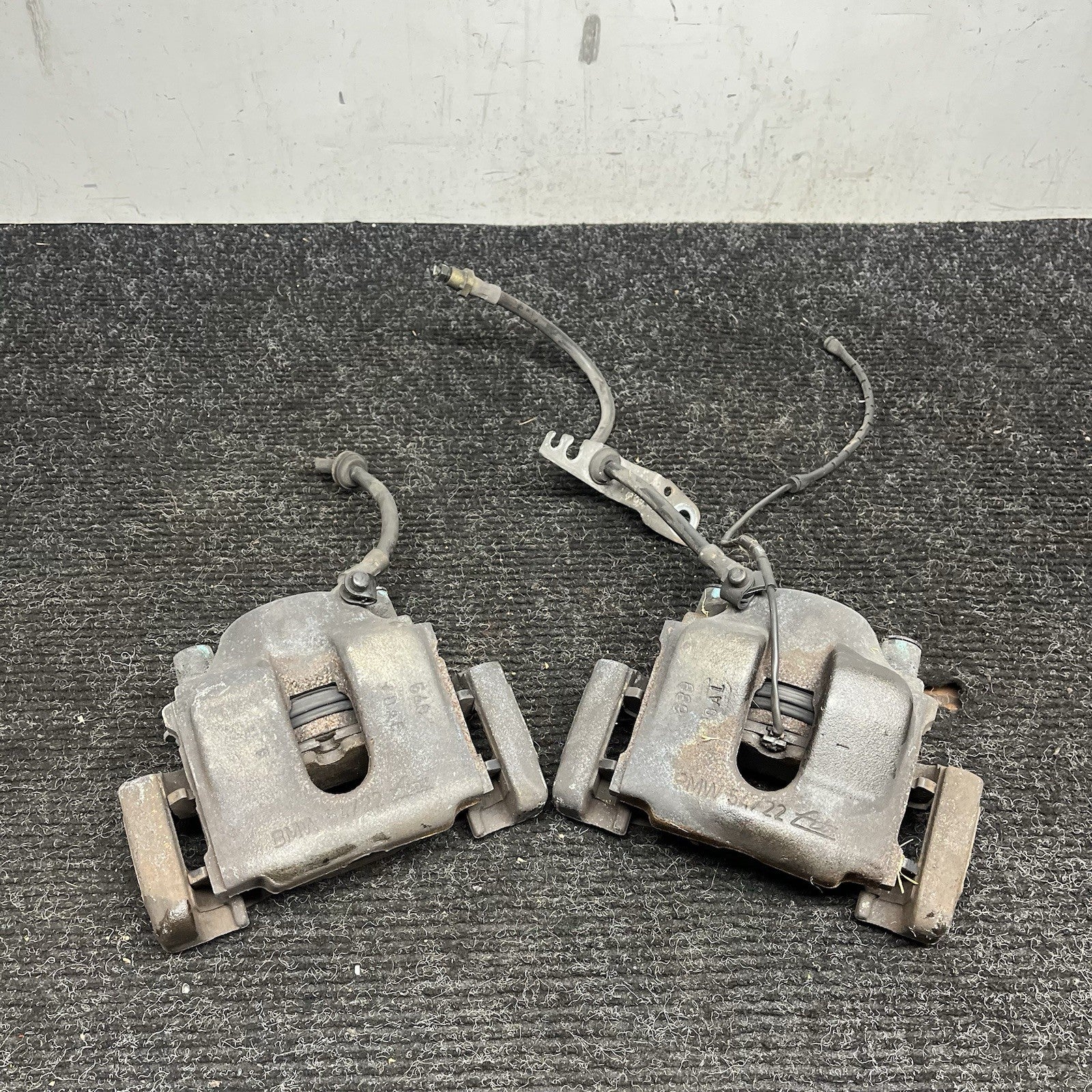 ☑️ 03-05 BMW E85 Z4 RWD SET OF 2 FRONT LEFT & RIGHT BRAKE CALIPER OEM *NOTE*