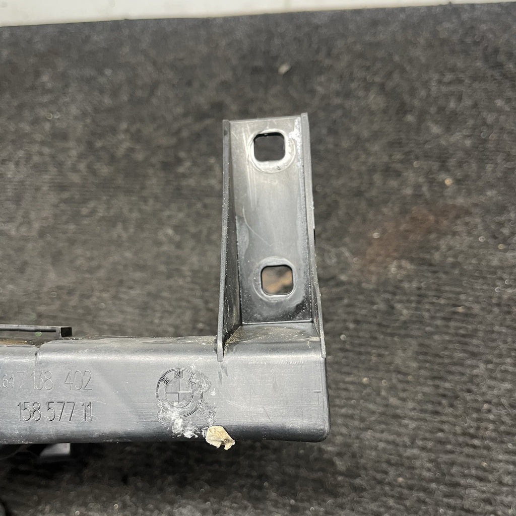 ☑️ 09-11 BMW E90 328i 335d Front Right Headlight Arm Bracket Mount 7138402 OEM