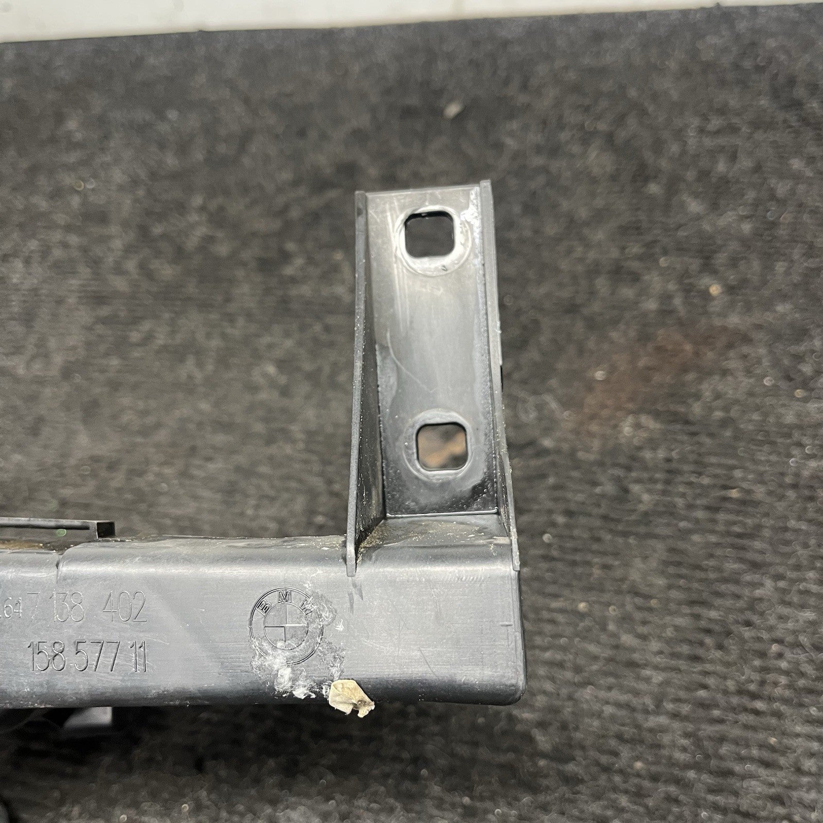 ☑️ 09-11 BMW E90 328i 335d Front Right Headlight Arm Bracket Mount 7138402 OEM