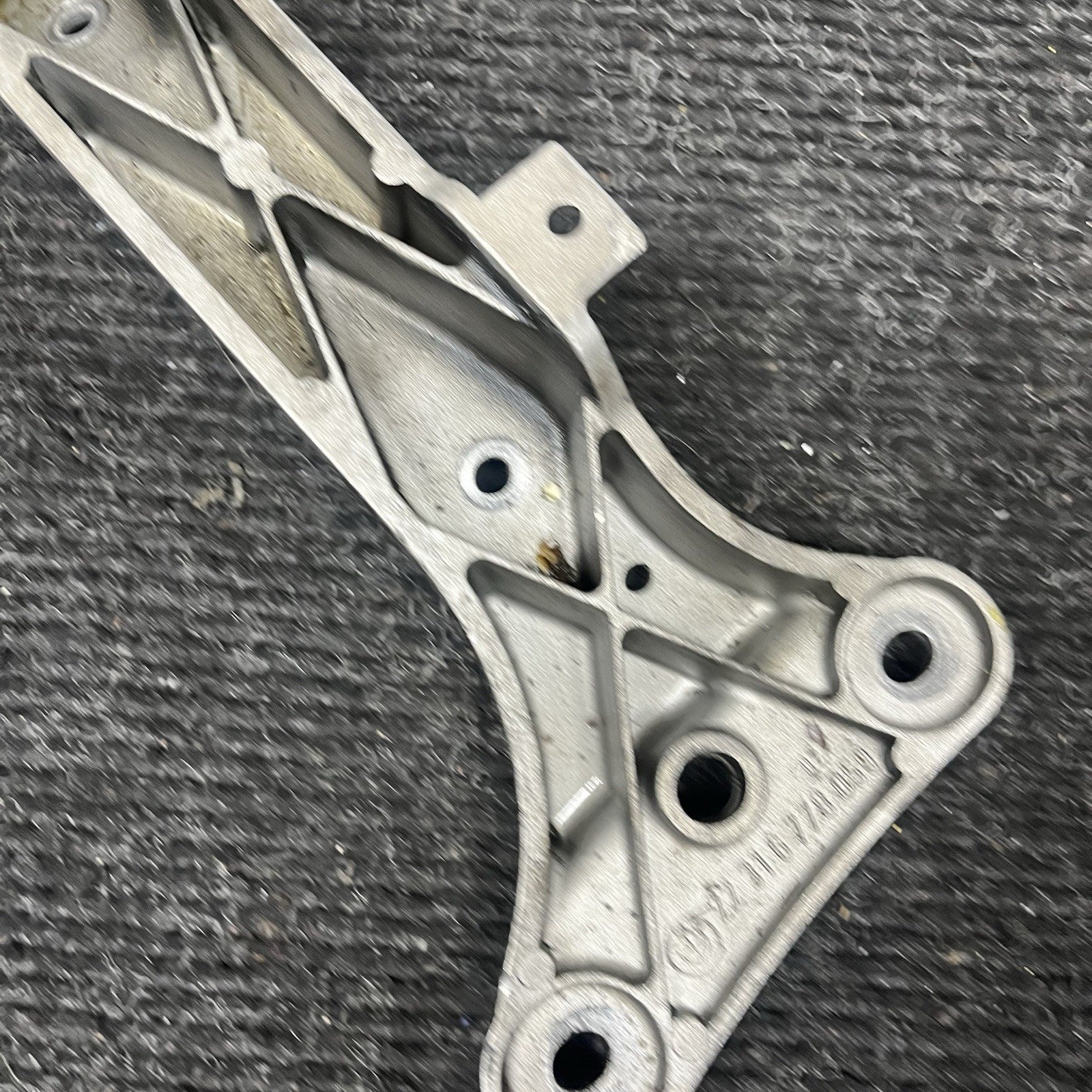 ☑️ 06-13 BMW E92 335i Automatic Transmission Mount Bracket Support OEM
