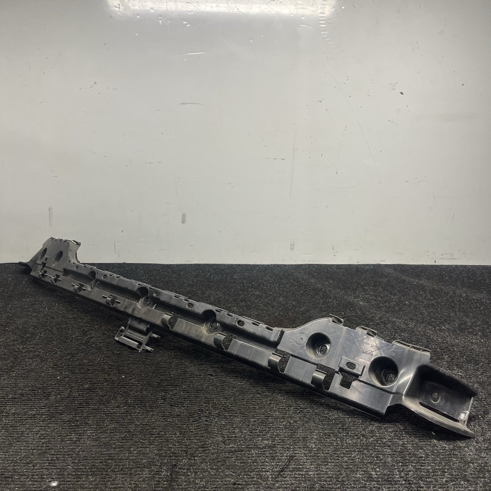 ☑️ BMW 135i 128i E82 E88 Rear Bumper Cover Center Guide Mount Bracket 7170665