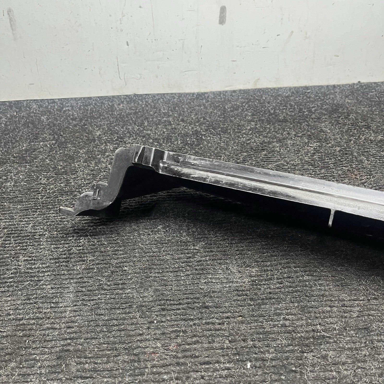 ☑️ 11-13 BMW E70 X5 Radiator Support Bottom Intercooler Bracket Unit 7795909 OEM