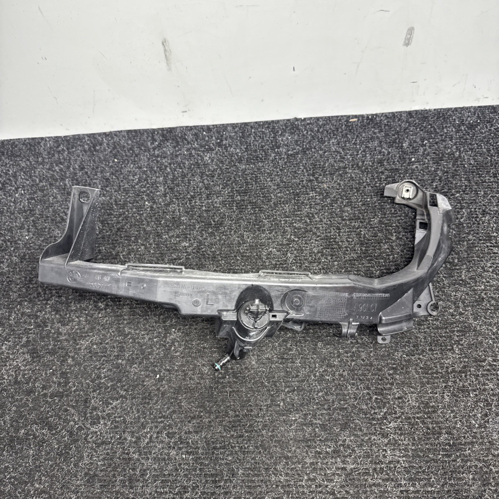 ☑️ 09-11 BMW E90 E91 LCI Front Left Driver Headlight Arm Bracket Mount Plastic