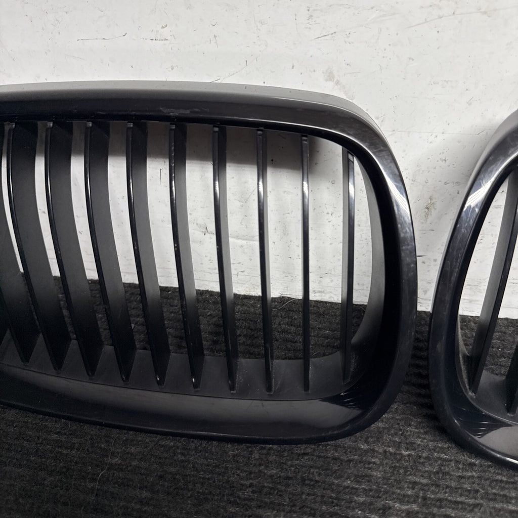 ☑️ 07-10 BMW E92 E93 328I 335I SET FRONT BUMPER LEFT & RIGHT KIDNEY GRILLE OEM
