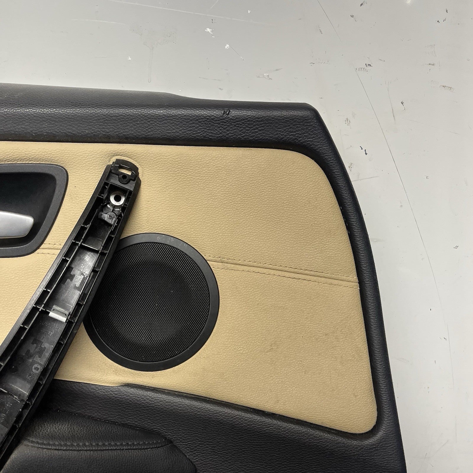 ☑️ 08-13 BMW E88 E82 135i 128i Front Driver Door Card Panel Vinyl Oyster