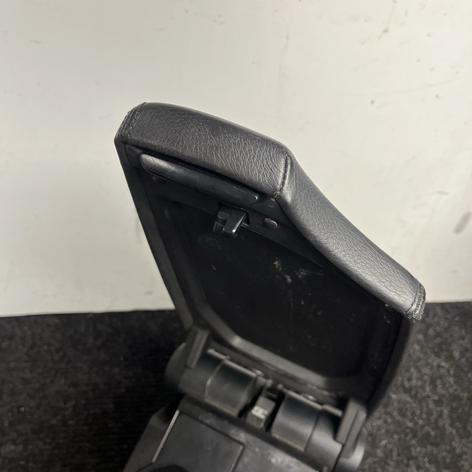 ☑️ 08-13 OEM BMW E88 E82 Center Console Armrest Tray Black Leather