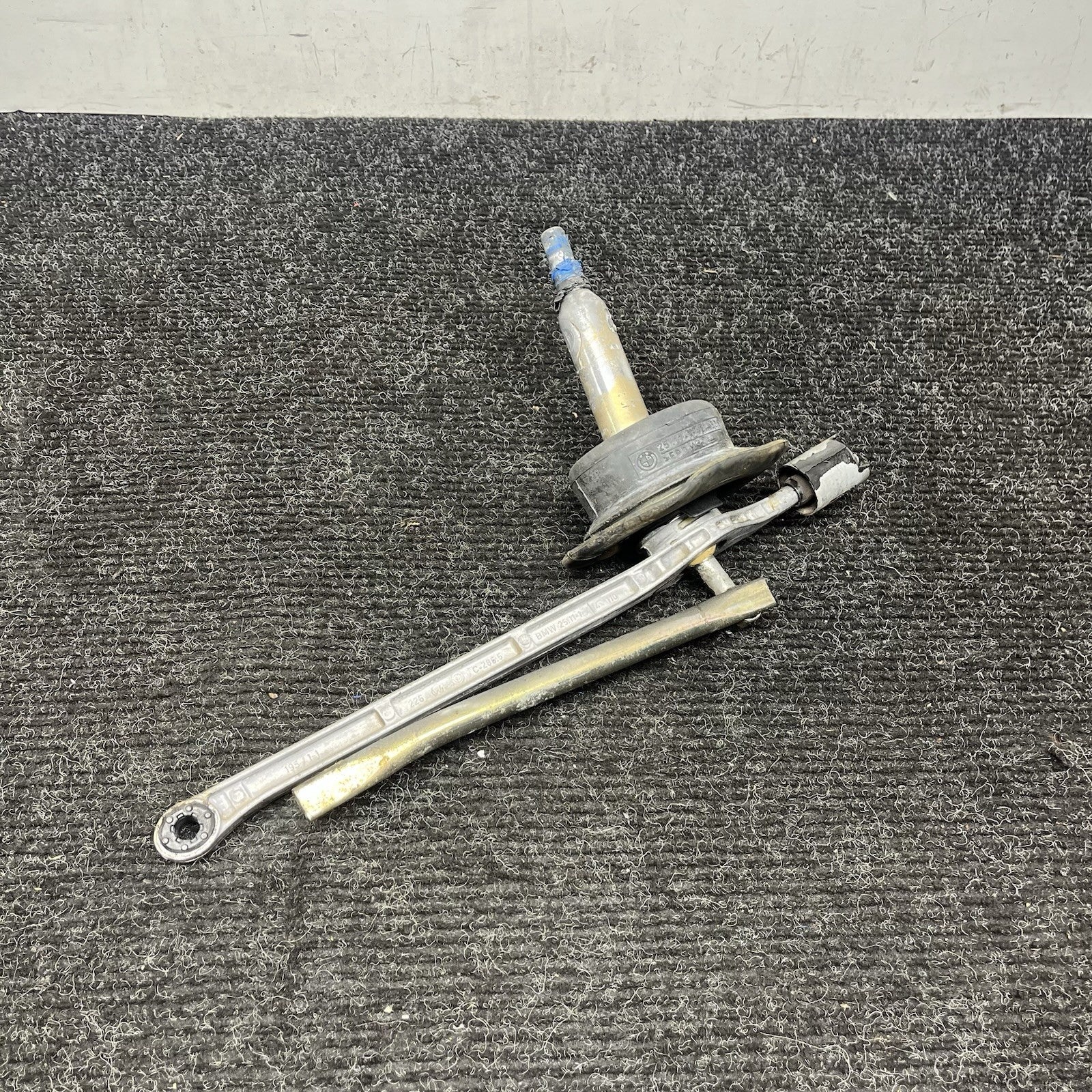 ☑️ 01-06 BMW E46 330 OEM 5 Speed Shifter Linkage ZF