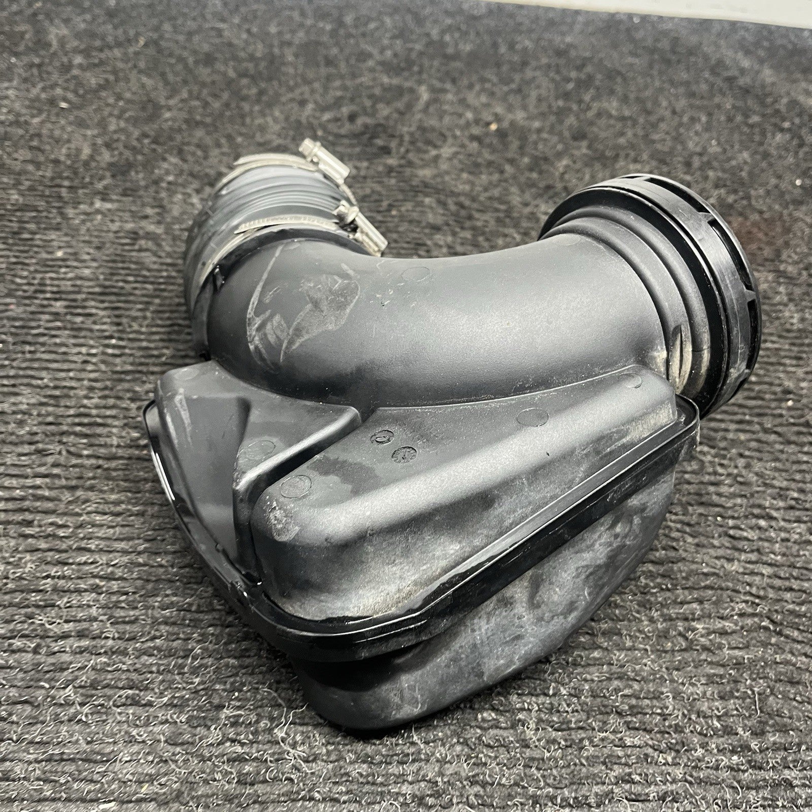 ☑️2016-2018 BMW F30 330I B48 2.0L FRONT ENGINE AIR INTAKE RESONATOR OEM 70604496