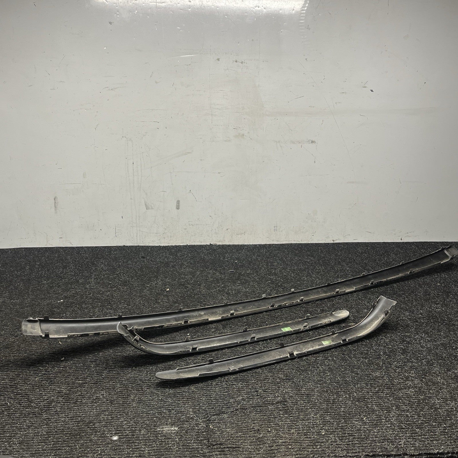 ☑️ 2002 BMW 325I E46 SEDAN REAR BUMPER TRIM MOLDING LEFT RIGHT CENTER 7030603