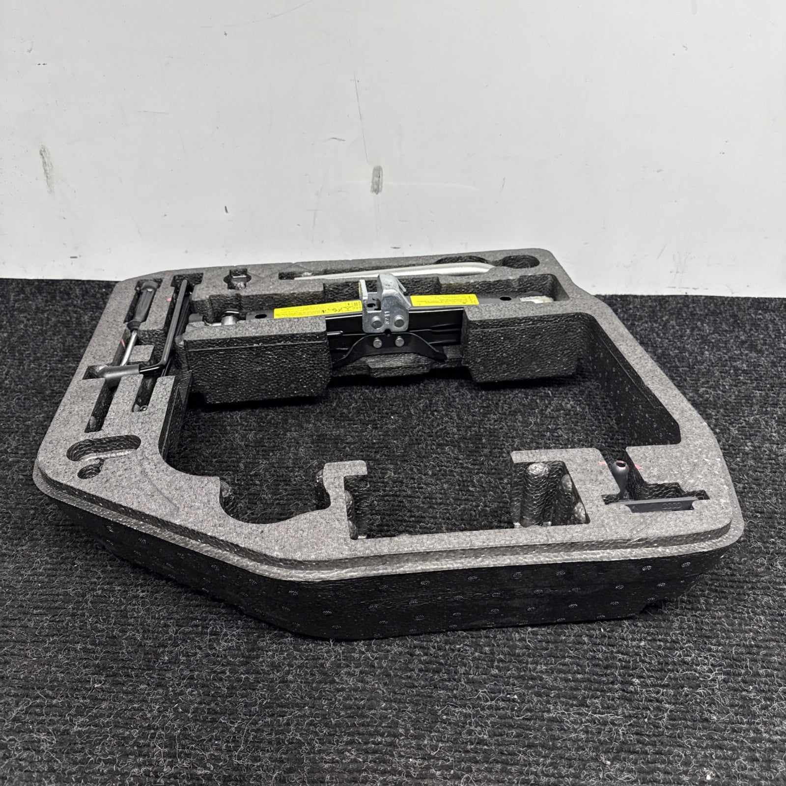 ☑️ 2013-2016 AUDI A4 S4 SPARE TIRE JACK TOOL KIT W/ FOAM TRUNK HOLDER OEM