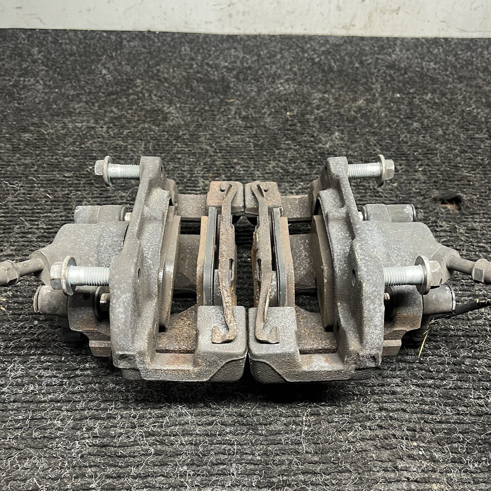 ☑️ 03-05 BMW E85 Z4 RWD SET OF 2 FRONT LEFT & RIGHT BRAKE CALIPER OEM *NOTE*