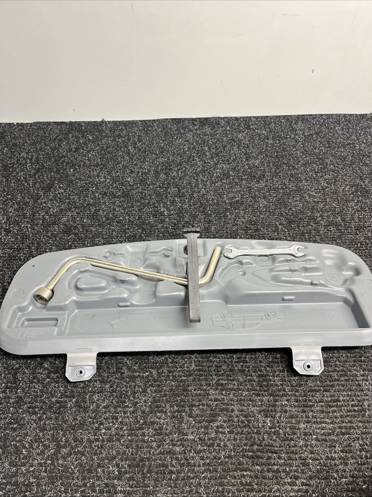 ☑️ 01-06 BMW E46 CONVERTIBLE SPARE TIRE TOOL KIT W CASE 1096200 OEM