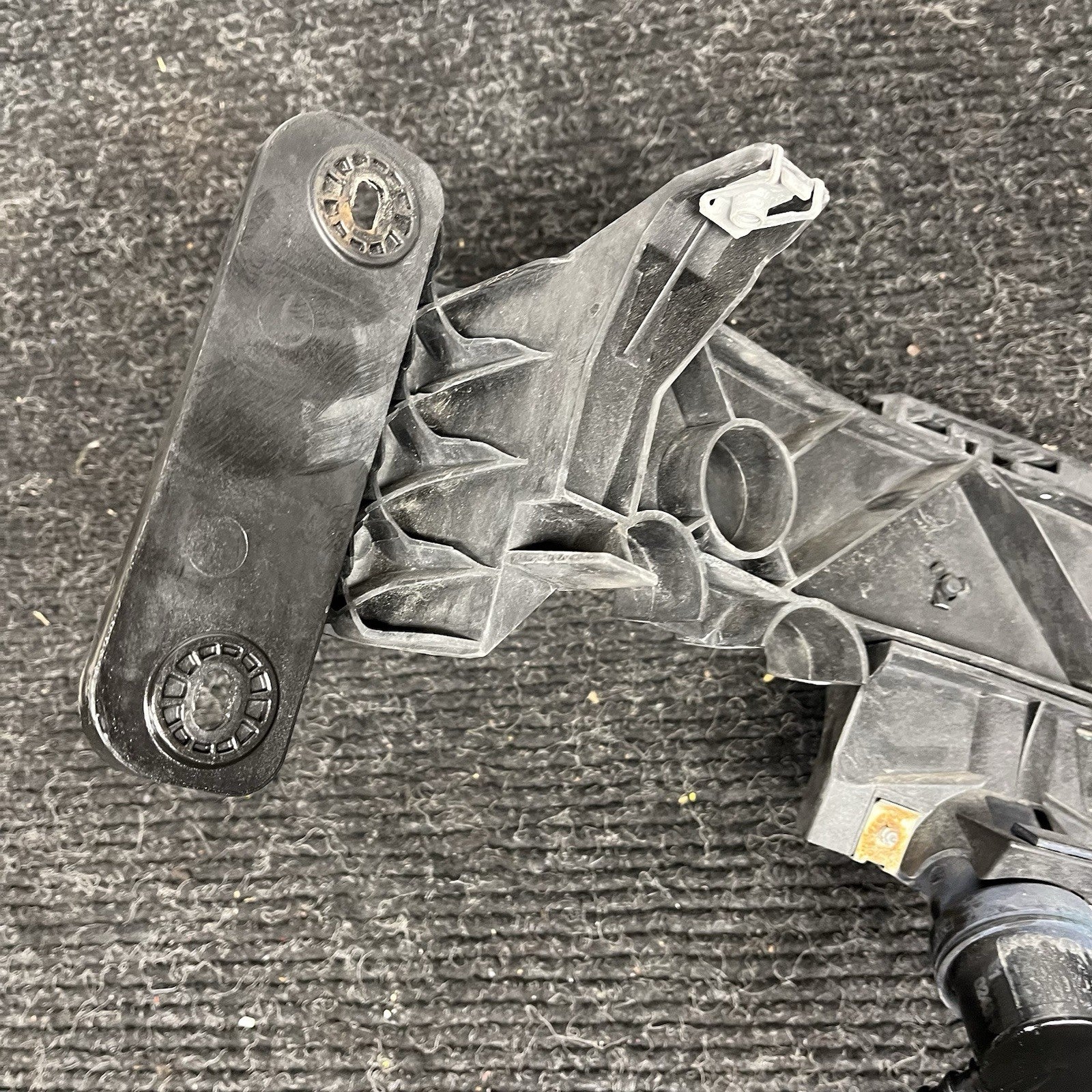 ☑️ 08-13 BMW E82 E88 135 Right Passenger Side Headlight Arm Bracket Mount
