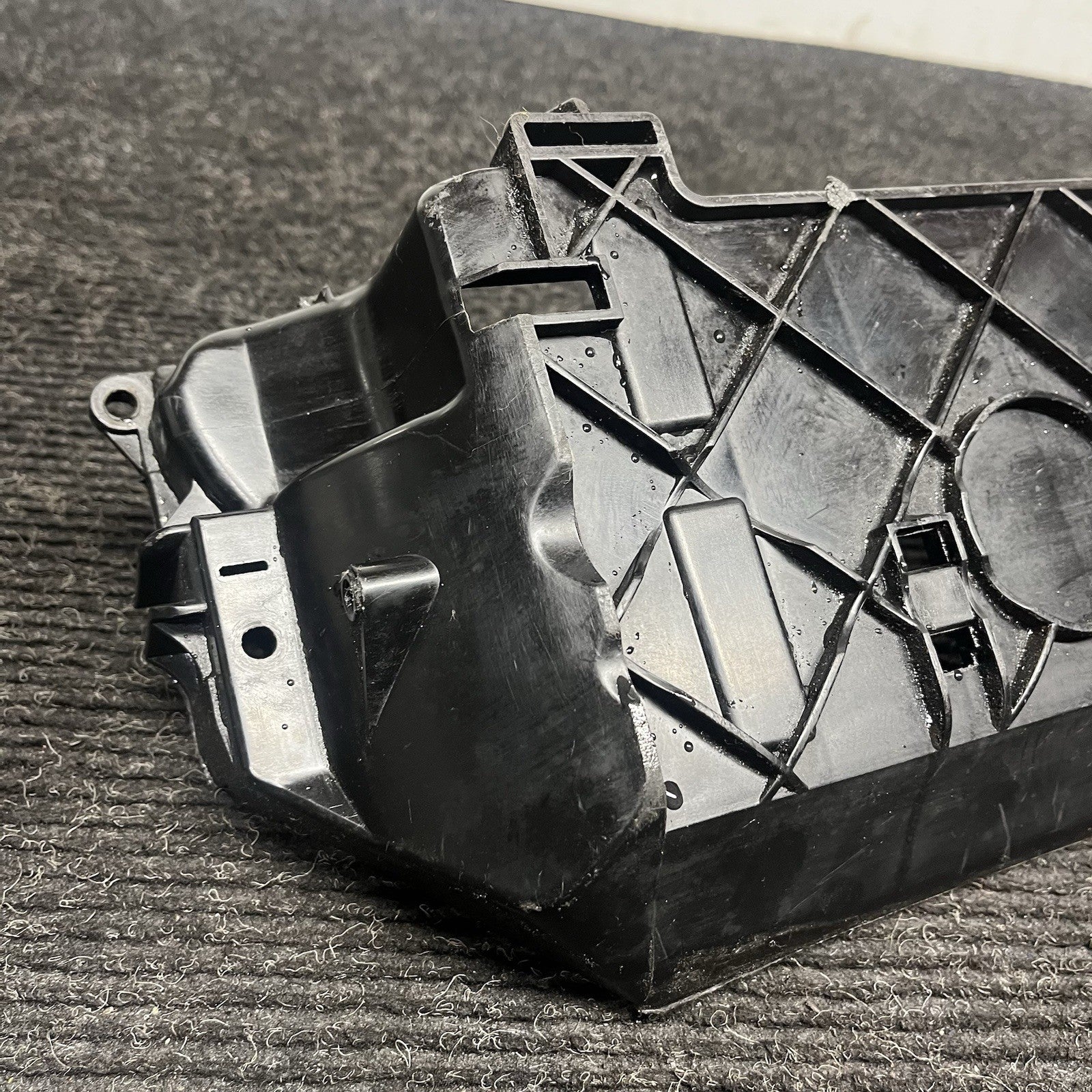 ☑️ 11-13 BMW E70 X5 Radiator Support Bottom Intercooler Bracket Unit 7795909 OEM