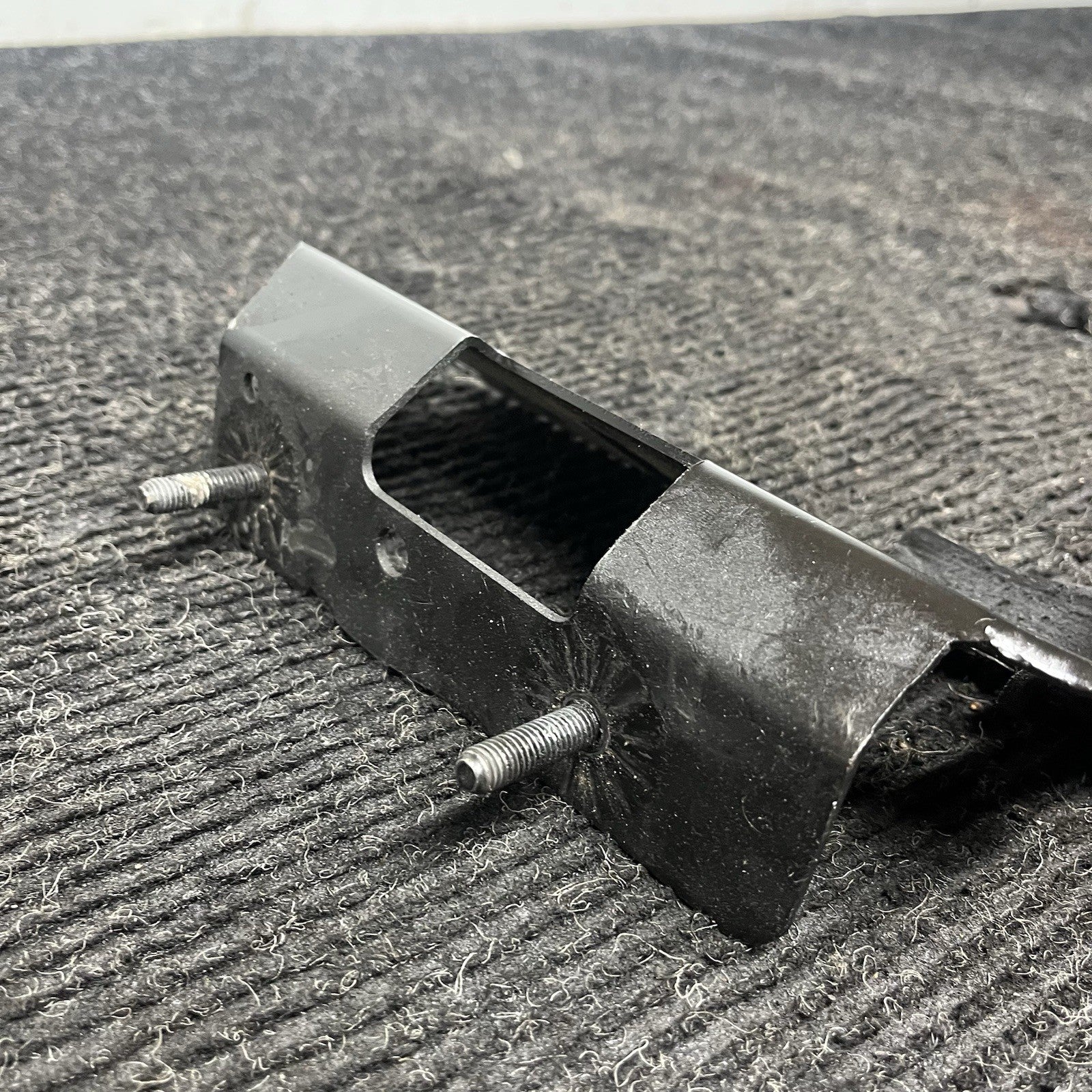 ☑️ 2007-2013 BMW E92 E93 335I RIGHT PASSENGER LOWER RADIATOR BRACKET OEM 7154546