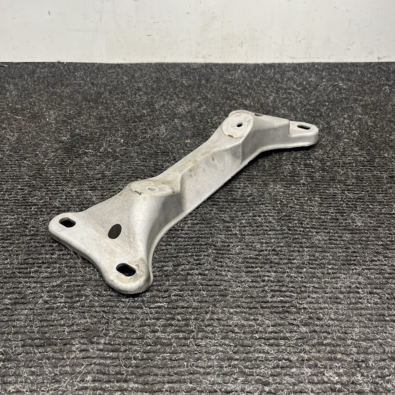 ☑️ 99-03 BMW E46 323i 325i 328i 330i MANUAL GEARBOX TRANSMISSION SUPPORT BRACKET