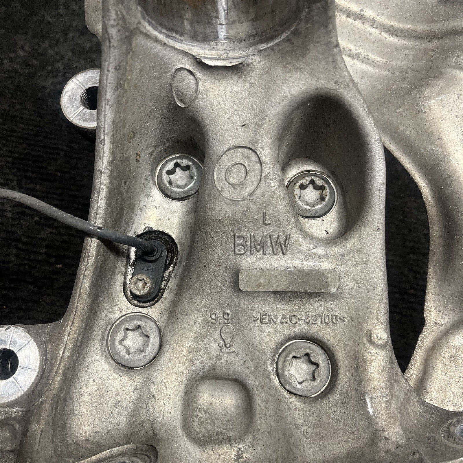 ☑️ 14-17 BMW F22 F23 M235i Front Left Driver Spindle Knuckle Hub RWD OEM