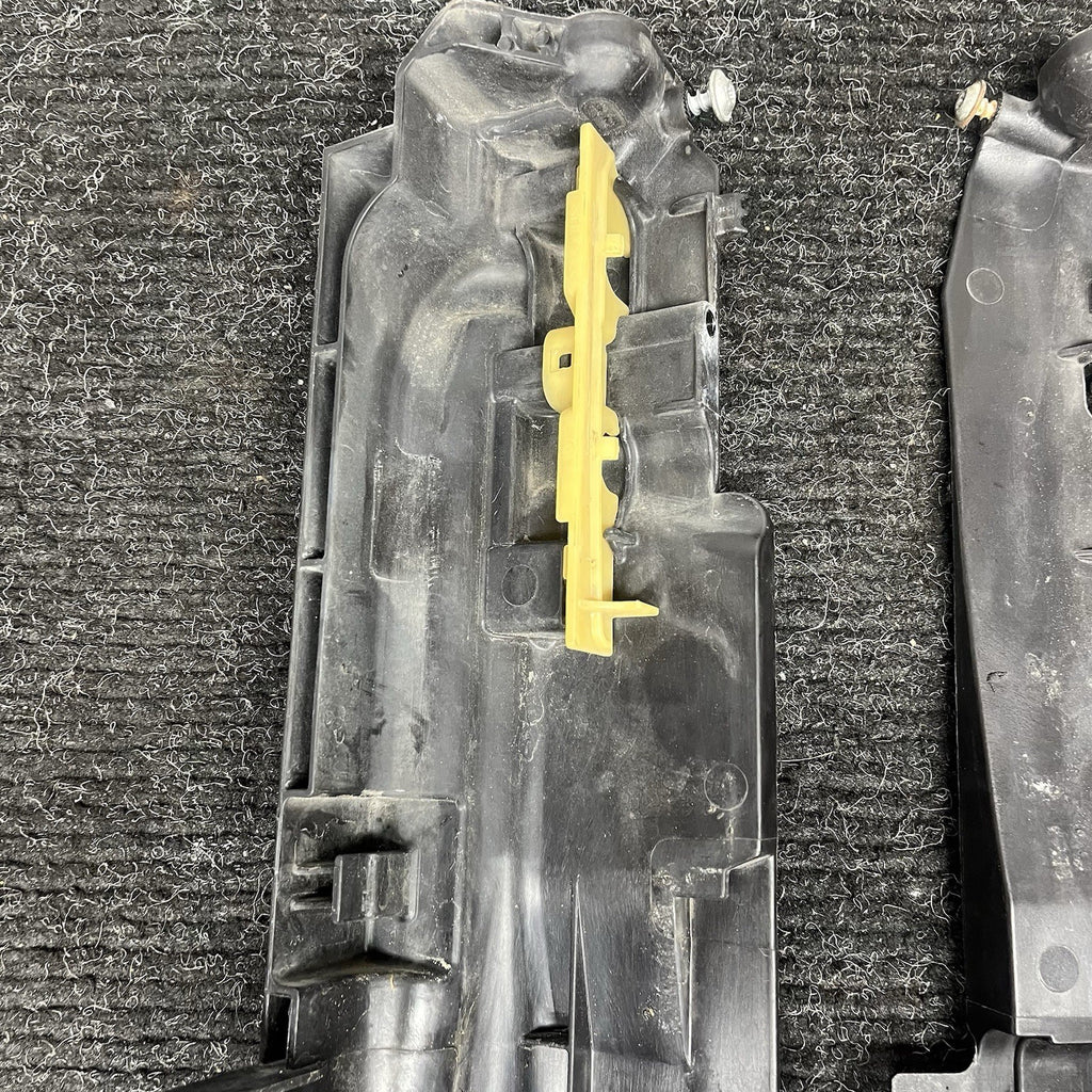 ☑️07-13 OEM BMW E82 E88 E90 E92 E93 335 Front Radiator Bracket Pair Left Right