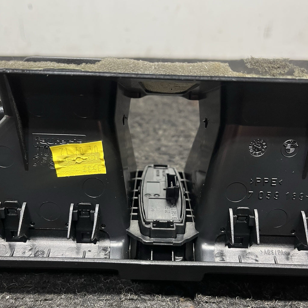 ☑️ 08-13 OEM BMW E82 E88 128 135 Central Dash Dashboard Air Vent Hazard Light