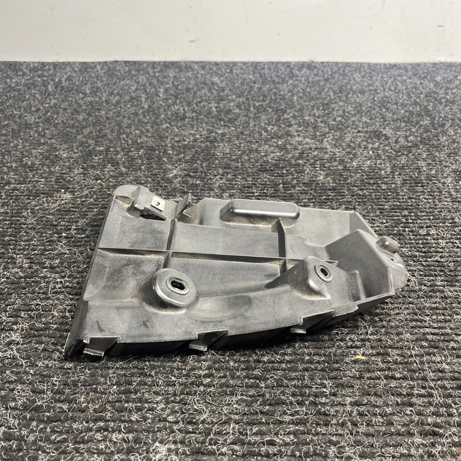 ☑️ 14-21 Maserati Ghibli Rear Left Bumper Mount Support Bracket OEM AK2404120