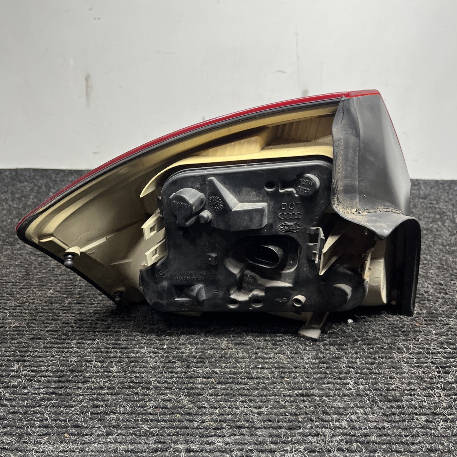 ☑️ 2002-2005 Audi A4 S4 Sedan 4 Door Right Passenger Side RH Tail Light OEM
