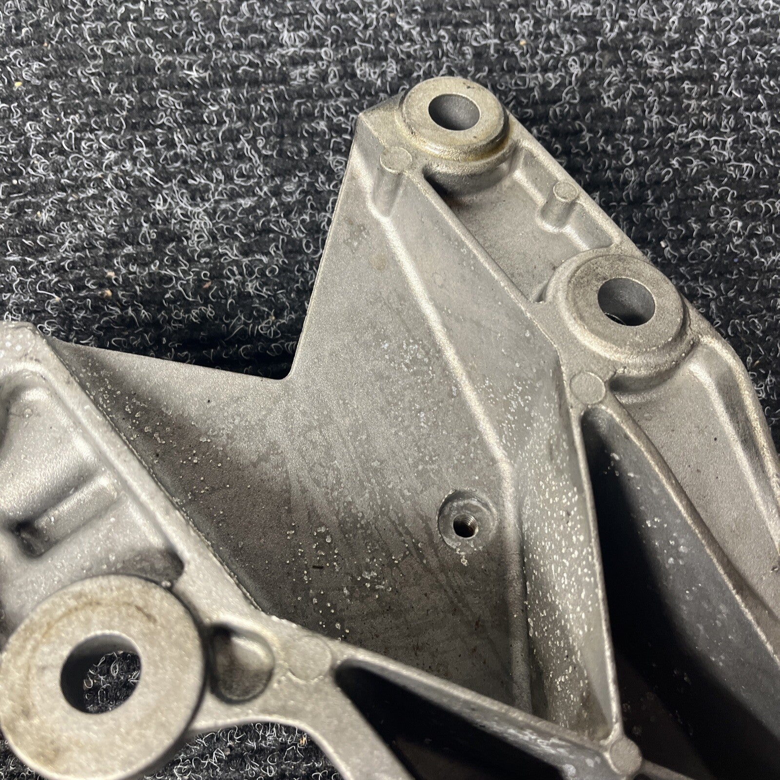 ☑️ BMW E90 E91 E92 Engine Mount Bracket Left N54 6760317 Motor Mount Bracket