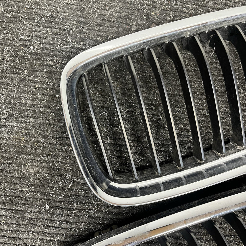☑️ 09-11 BMW E90 LCI 3-SERIES KIDNEY GRILLE CHROME WITH BLACK SINGLE SLANTS OEM