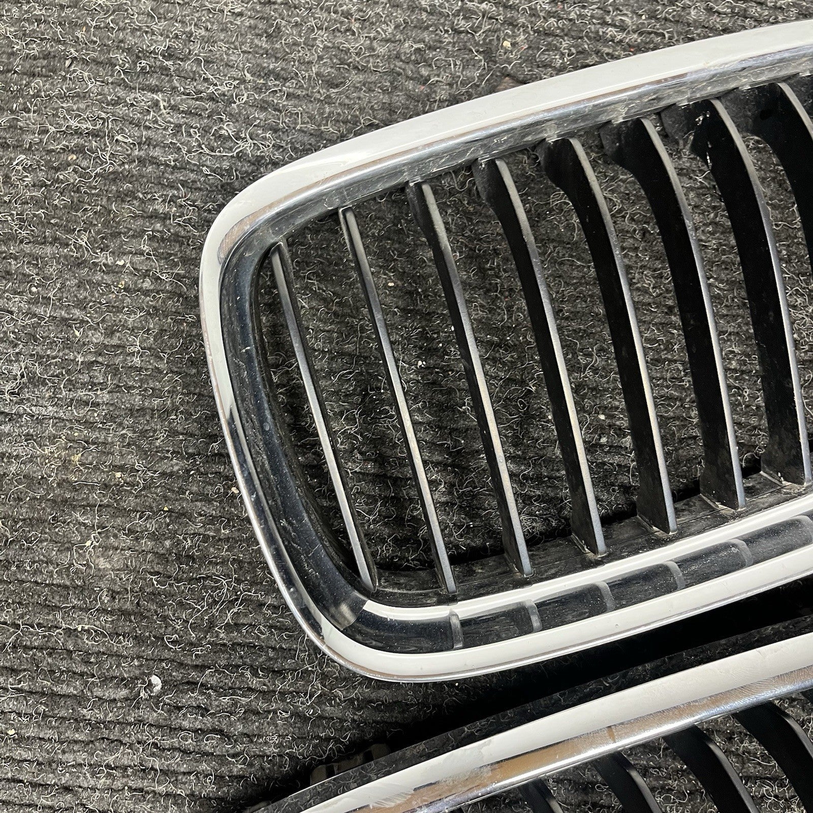 ☑️ 09-11 BMW E90 LCI 3-SERIES KIDNEY GRILLE CHROME WITH BLACK SINGLE SLANTS OEM