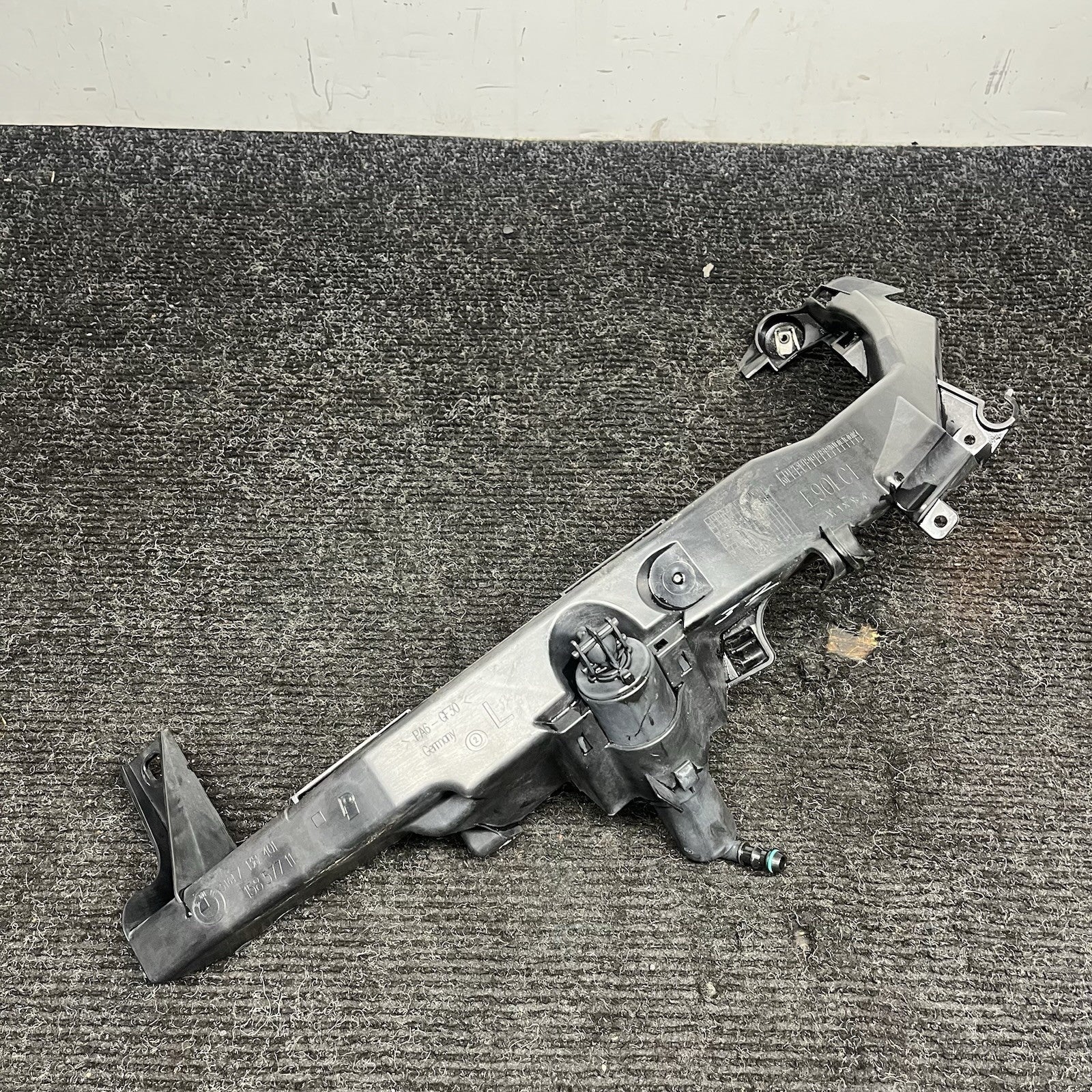 ☑️ 09-11 BMW E90 E91 LCI Front Left Driver Headlight Arm Bracket Mount Plastic