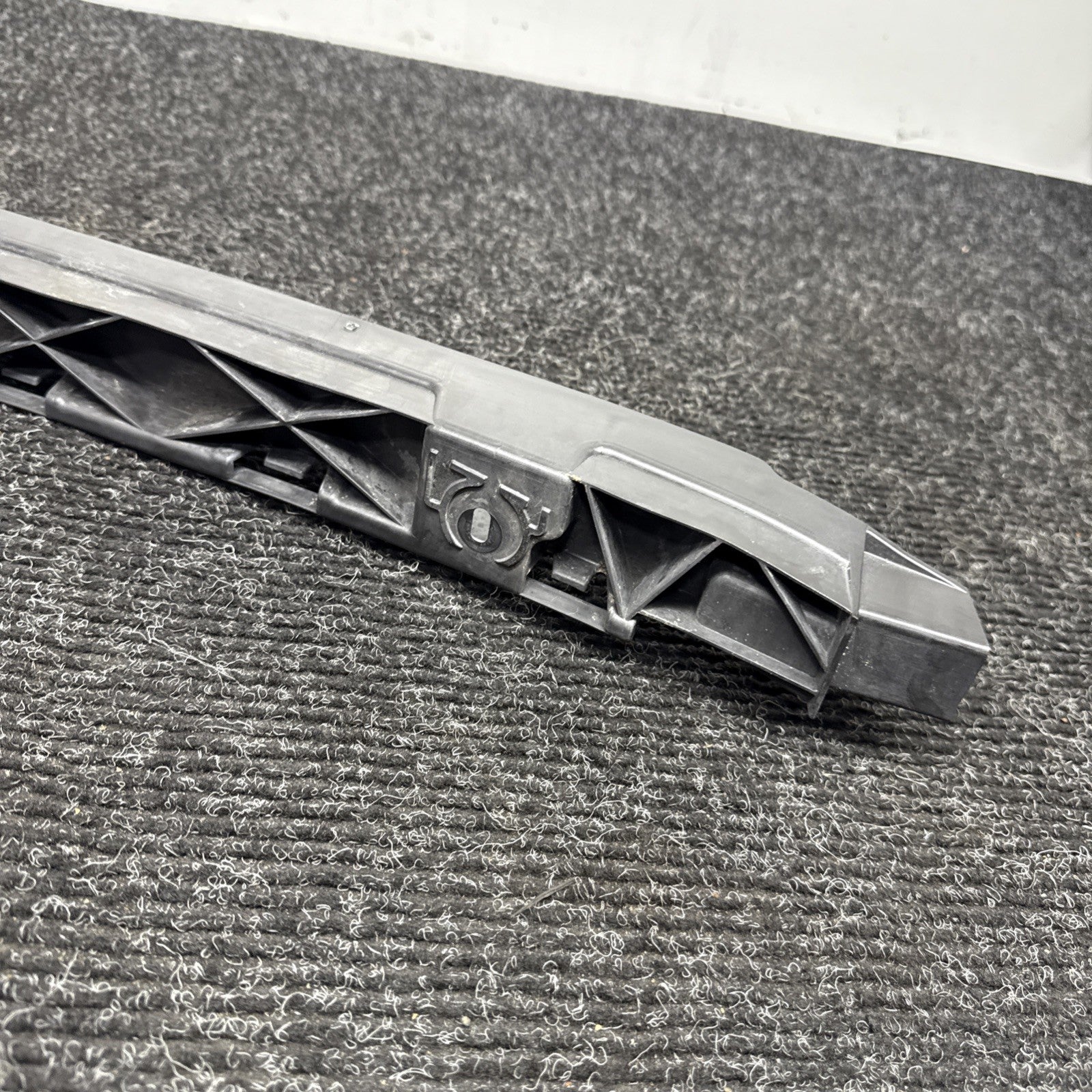 ☑️ 12-18 AUDI A6 QUATTRO C7 REAR BUMPER CENTER GUIDE MOUNT BRACKET SUPPORT OEM