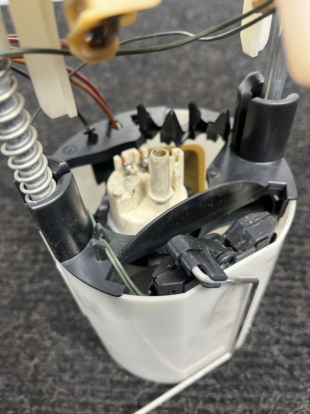 ☑️ 06-13 BMW E90 E84 E82 E88 E92 128i 135i 335i X1 Right Fuel Pump Assembly OEM