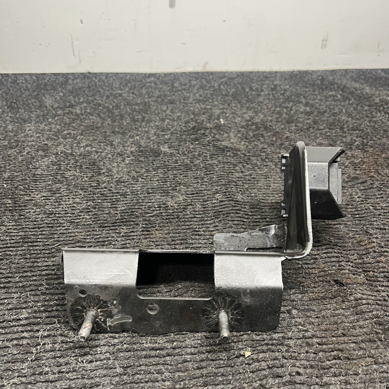 ☑️ 2007-2013 BMW E92 E93 335I RIGHT PASSENGER LOWER RADIATOR BRACKET OEM 7154546