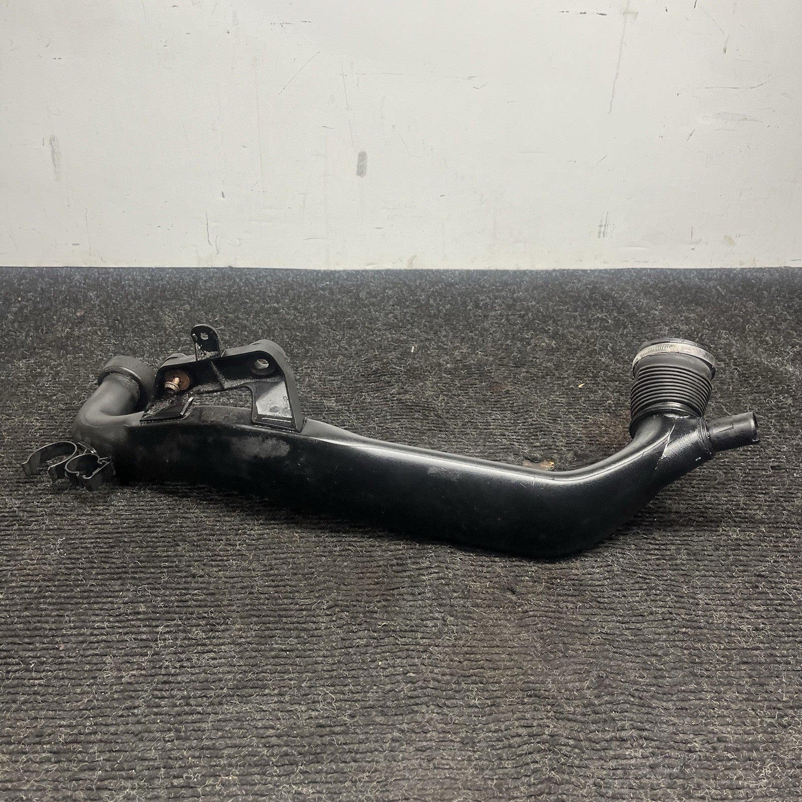 ☑️ BMW E90 335xi Air Intake Pipe Duct Induction Tube Front Engine N54 OEM