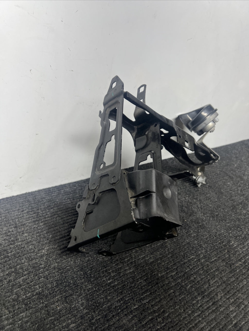 🌟2011-2016 BMW 328XI F30  FRONT LEFT RADIATOR MOUNT BRACKET SUPPORT OEM✅