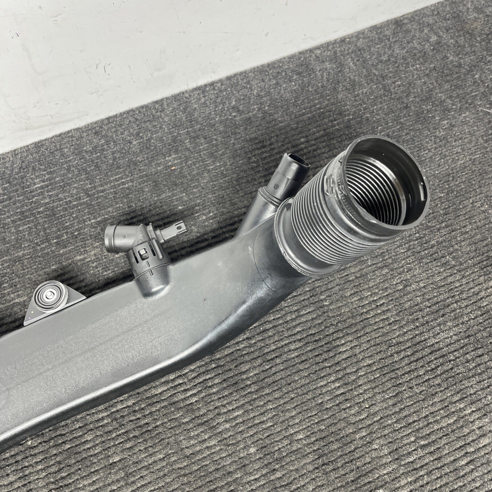 ☑️07-10 BMW E82 E88 E92 E93 E90 135 335 Rear Engine Turbo Air Duct Inlet 7556550