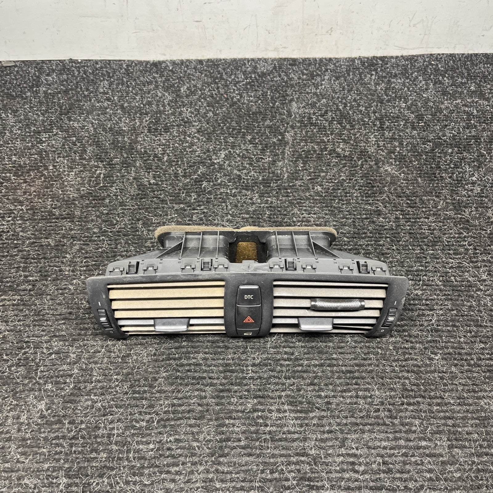 ☑️ 08-13 BMW 1-SERIES AIR GRILLE CENTER DASH VENT HAZARD TRIM 64227059189 OEM